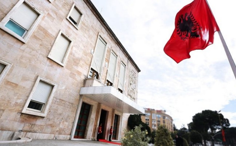 Miratohet rritja e pagave per administraten, hyn ne fuqi nga 1 korriku